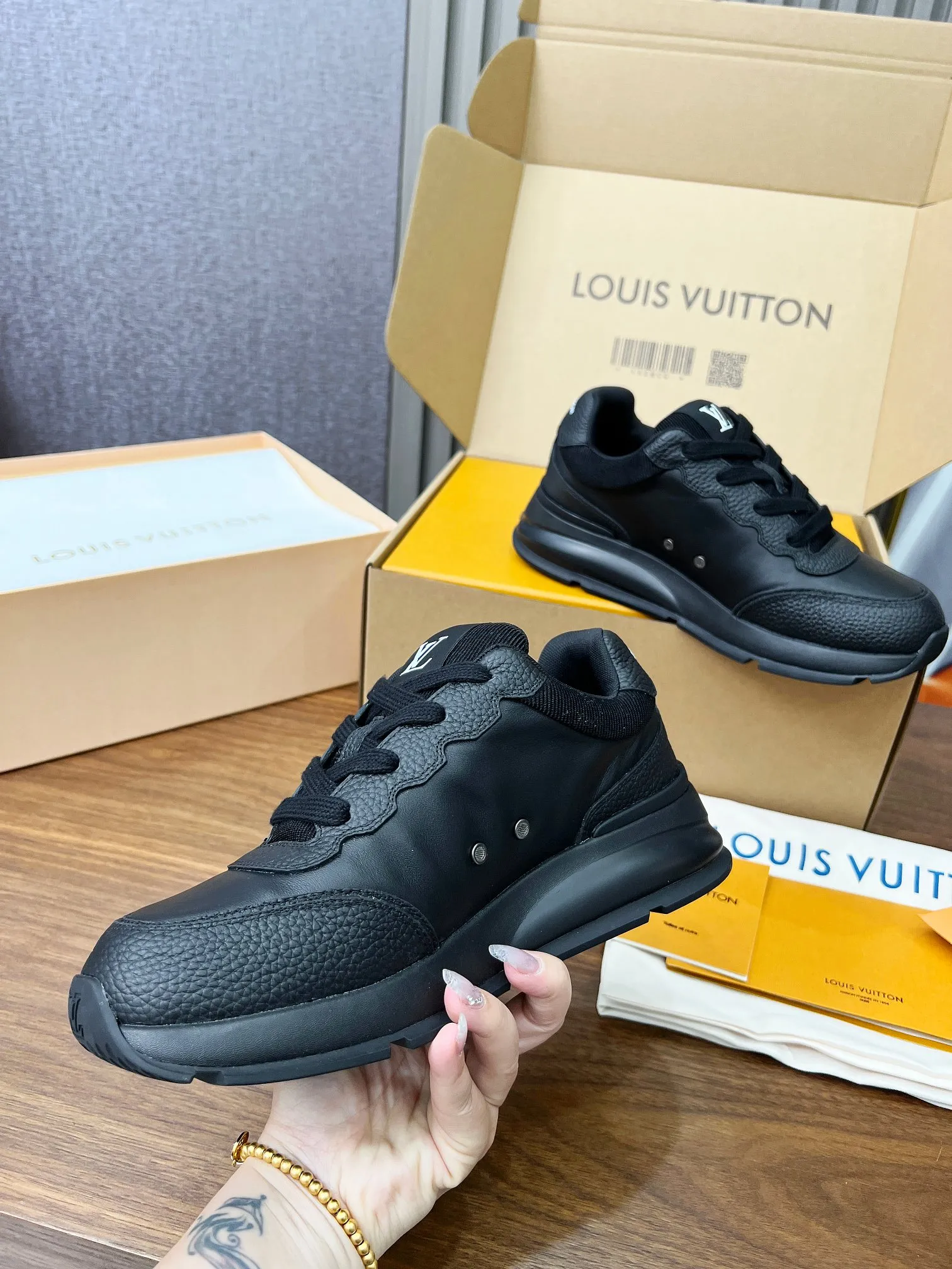 👟👟Ex-factory price 640👟👟 Men's size +10 LV Louis Vuitton L Jialu brand thick-soled casual couple's sneakers🔥🔥🔥 Made of smooth cow leather and elegant design, can be easily integrated into various styles. The eye-catching LV letters are marked on the side of the shoe, and the lightweight rubber outsole is embellished with the Vuitton logo ▪️ Sole thickness: 4CM. The counter specializes in the latest casual shoes and new hard goods 🆕 ❥Purchase level! Full of high-end feel! A popular model among bloggers at home and abroad, it’s retro and fashionable and looks amazing on your feet! Wear a lot of happiness! The official website’s main recommendation★ ▪️Upper: Original custom-made imported calfskin fabric ▪️Inner lining: breathable gauze imported from Italy ▪️Outsole: rubber foam ➕tpu high-end outsole ▪️Shoe size: women’s 35-41, (women’s 41 is custom-made). Men's clothing 39-46 (45-46 customized).